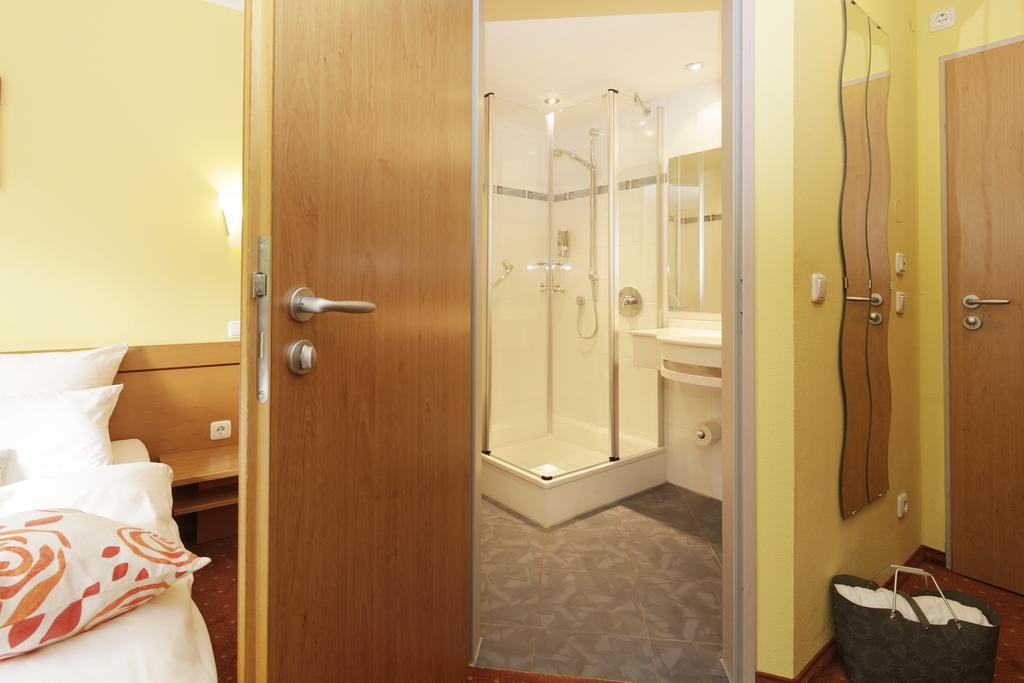Bio Hotel Bayerischer Wirt アウグスブルク エクステリア 写真